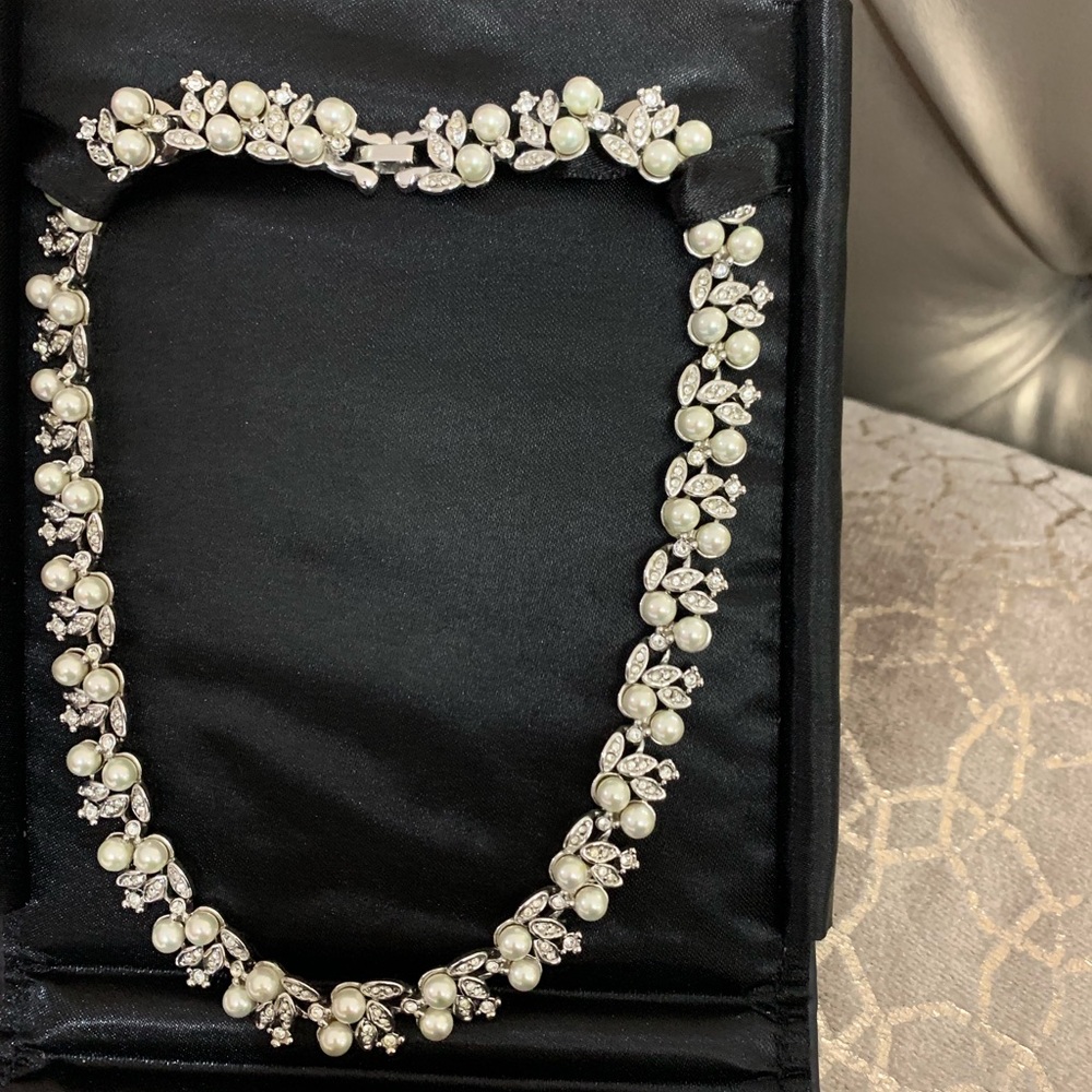 A beautiful faux pearl choker with stones.
